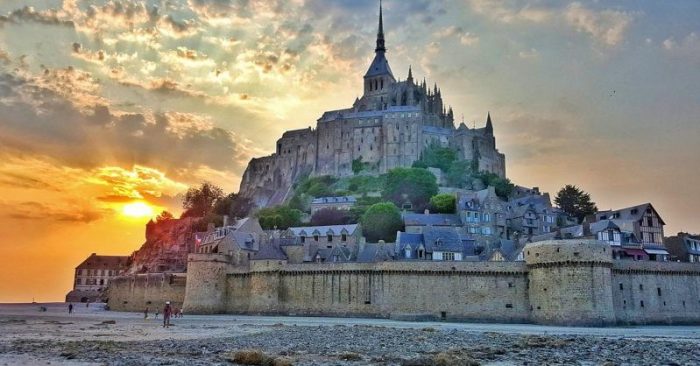 Mơ thấy lâu đài bị đốt - Chiêm bao thấy lâu đài bị đốt đánh con gì