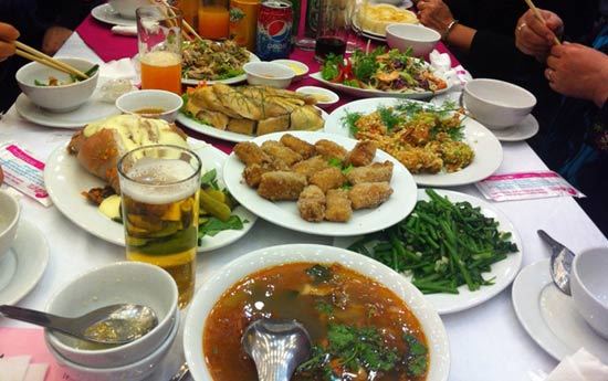 Mơ thấy ăn cỗ - Chiêm bao thấy ăn cỗ đánh con gì?